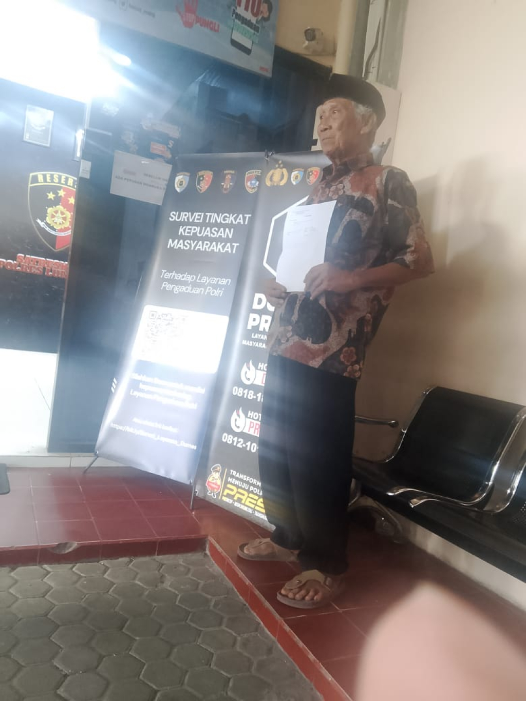 Kakek Dalim, saat melapor ke Polres Lumajang