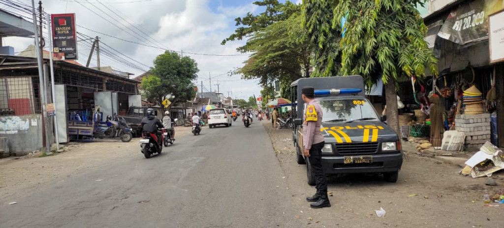 Anggota Polsek Kunir melaksanakan patroli