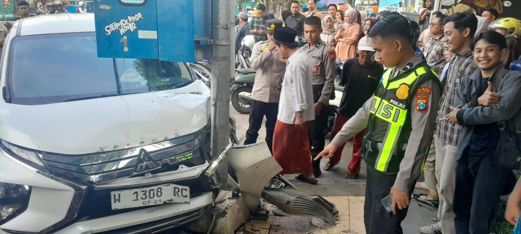 Polisi olah TKP usai kejadian laka lantas di Alun-alun Lumajang