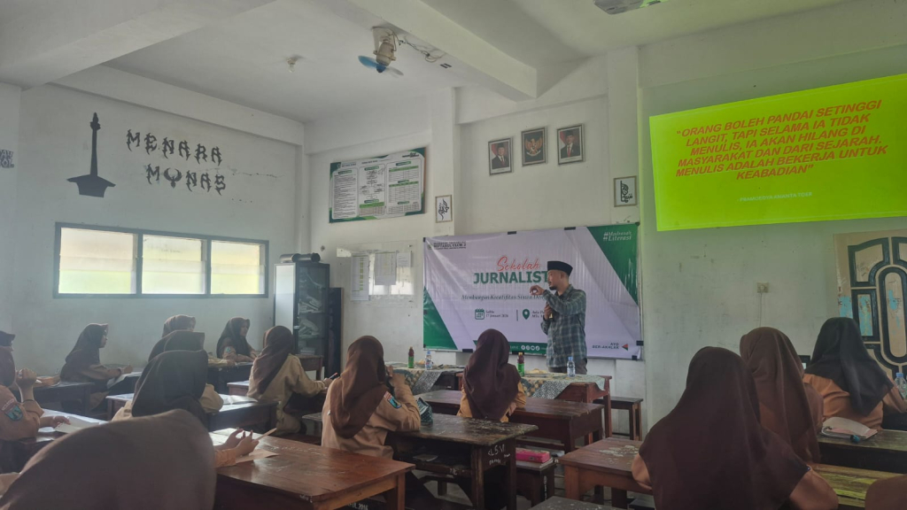sekolah jurnalistik Lumajangsatu bersama siswa-siswi MTs Miftahul Ulum 2 Bakid Lumajang