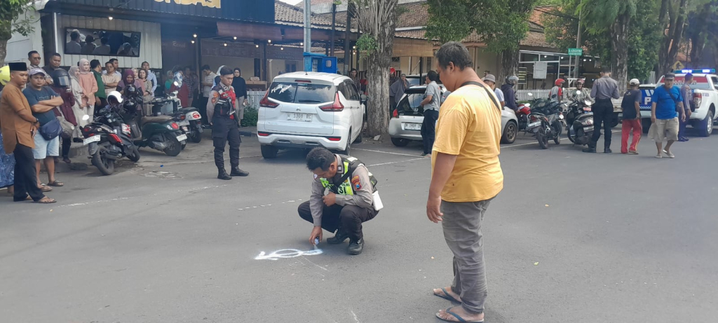 Satlantas Polres Lumajang melakukan olah TKP