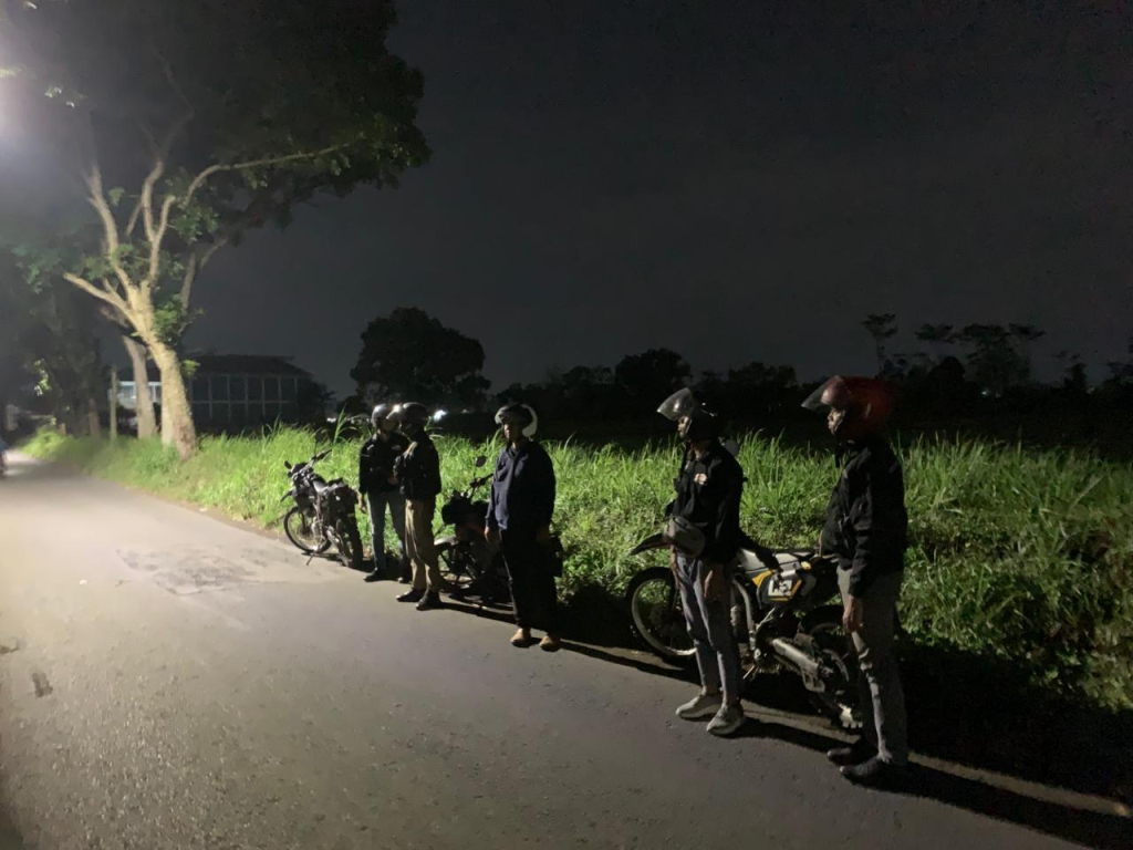 Anggota Polres Lumajang melakukan patroli di jalur rawan kejahatan