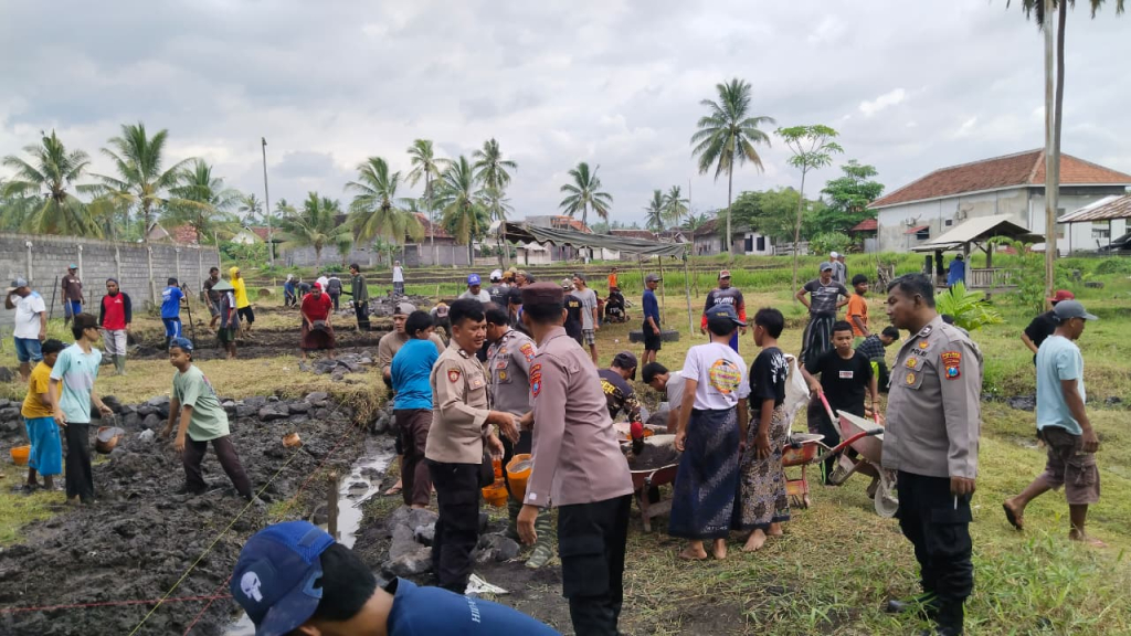 Sinergi TNI–Polri, Polsek Pasirian dan Koramil Kerja Bakti di Ponpes Hidayatul Mustofa