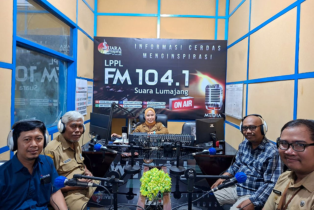 Talkshow Jelita LPPL Radio Suara Lumajang menghadirkan perwakilan DKPP dan Diskopindag untuk membahas kebijakan pupuk bersubsidi 2026