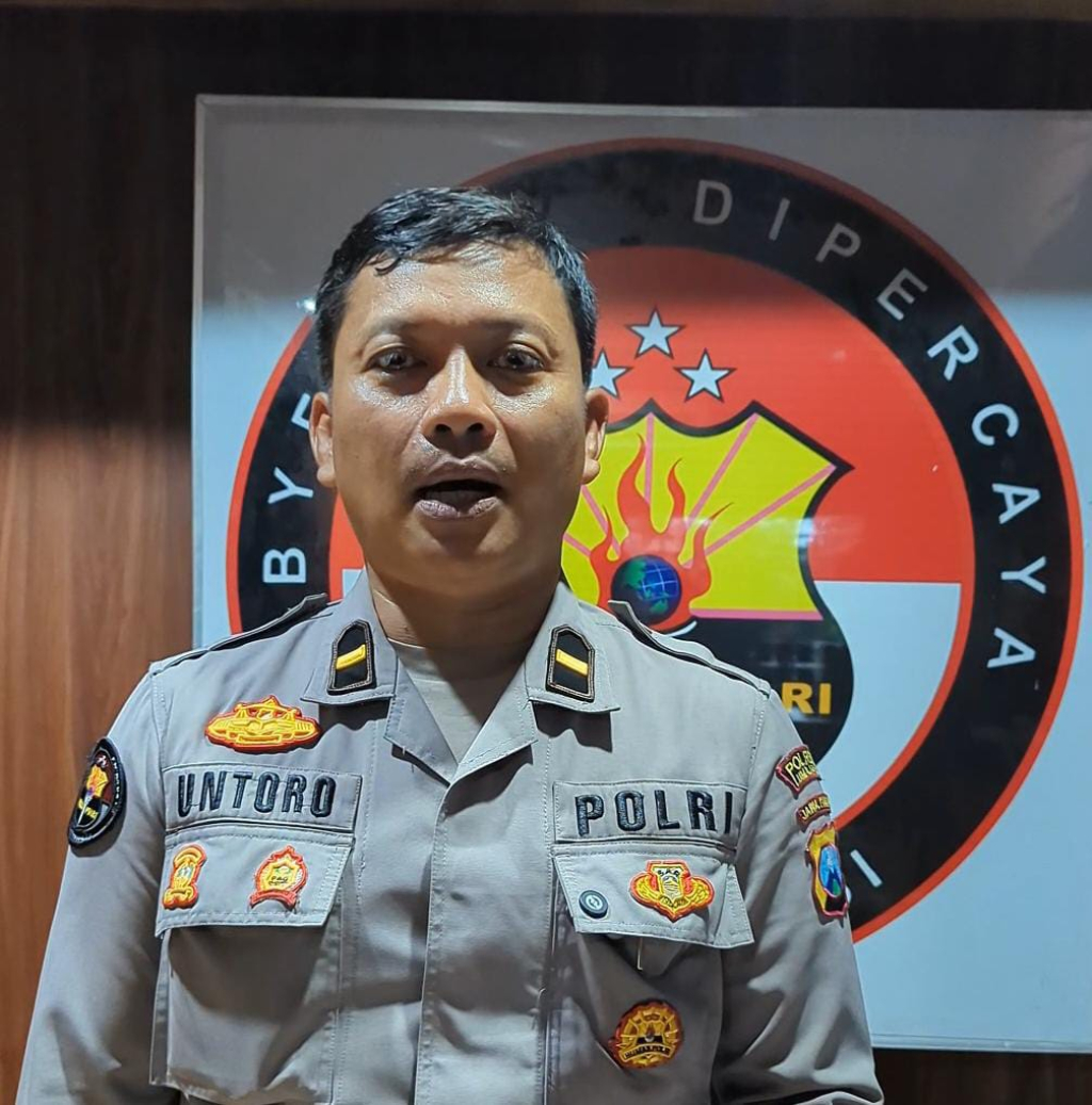 Kasubsi PIDM Sie Humas Polres Lumajang, Ipda Untoro, memberikan keterangan pers terkait pengungkapan kasus pencurian rumah warga di Kecamatan Tekung, Lumajang.