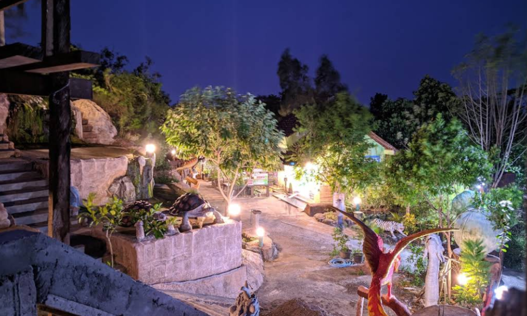 Wisata Agro lembah Tretes yang sering dikunjungi banyak wisatawan untuk ekreasi alam, wisata edukasi pertanian, kegiatan keluarga dan sekolah, berfoto dengan latar alam hijau (Gmap/Bagus Sugiharto)