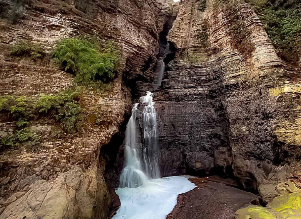 Wisata Air terjun Gentongan yang sering dikunjungi banyak orang untuk menikmati wisata alam, bersantai bersama keluarga atau teman, berburu foto alam, (Gmap/RAMBO IJEN)