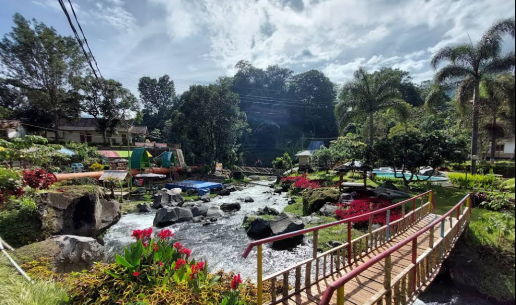 Wisata Air terjun Niagara Mini yang sering dikunjungi banyak Wisatawan untuk menikmati keindahan alam dan kesegaran air terjun, bersantai dan melepas penat, berburu foto alam (Gmap/Rodney Hill)