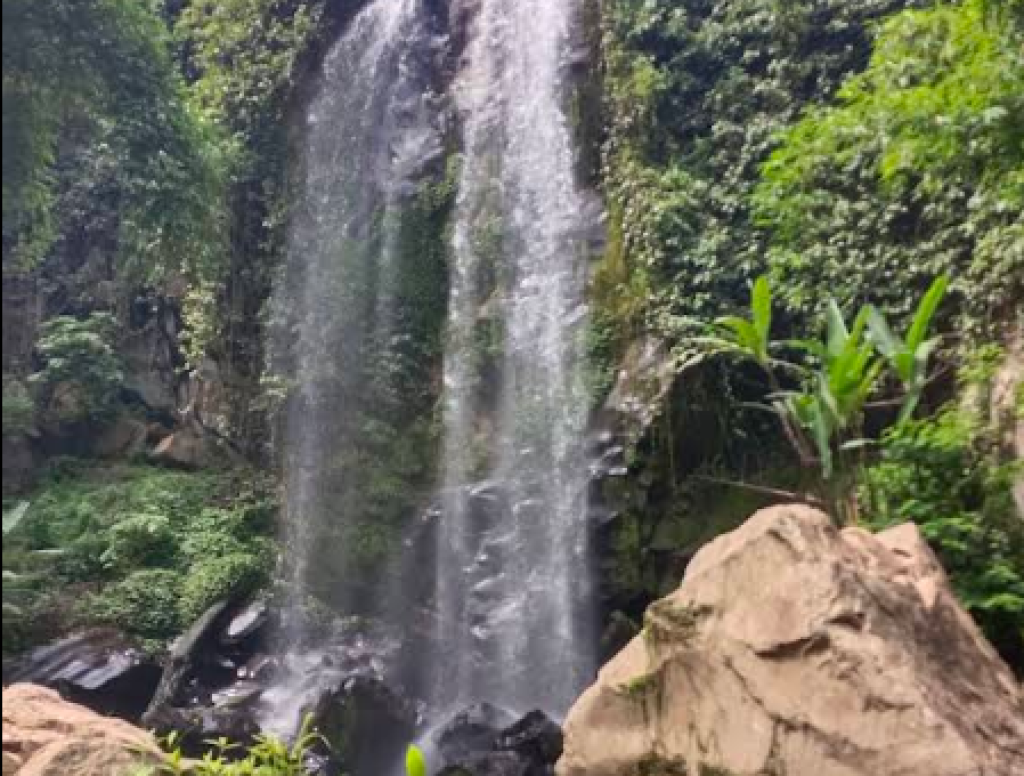 Wisata Air terjun Polo Agung yang sering dikunjungi banyak wisatawan untuk keindahan alam dan udara segar, melepas penat dari aktivitas harian, berwisata bersama keluarga atau teman (Gmap/Ida Nuraeni)