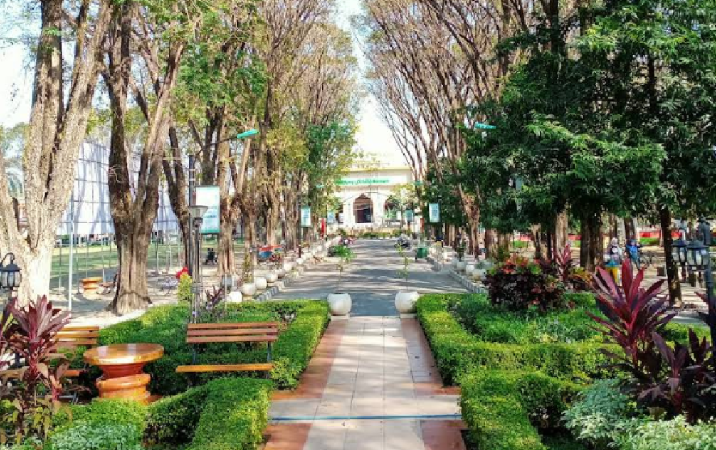 wisata Alun-alun Bojonegoro yang sering dikunjungi banyak wisatawan untuk rekreasi keluarga, olahraga ringan seperti jogging, tempat bermain anak, dan juga bersantai (Gmap/Zahwa Miranda)