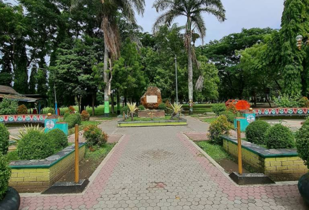 Wisata Alun-Alun Bondowoso yang sering dikunjungi banyak orang untuk bersantai bersama keluarga, menikmati suasana kota, berolahraga, hingga wisata kuliner malam(Gmap/M.Faisal.N)