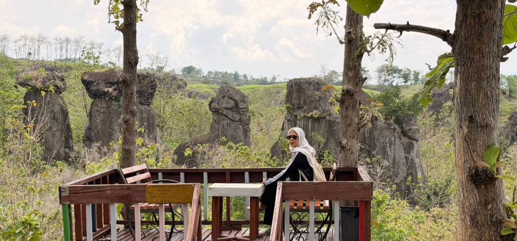 Wisata Batu So'on yang sering dikunjungi banyak wisatawan untuk keindahan alam, berfoto dengan latar batu unik, bersantai bersama keluarga, hingga melepas penat dari aktivitas harian (Gmap/Purwantini)