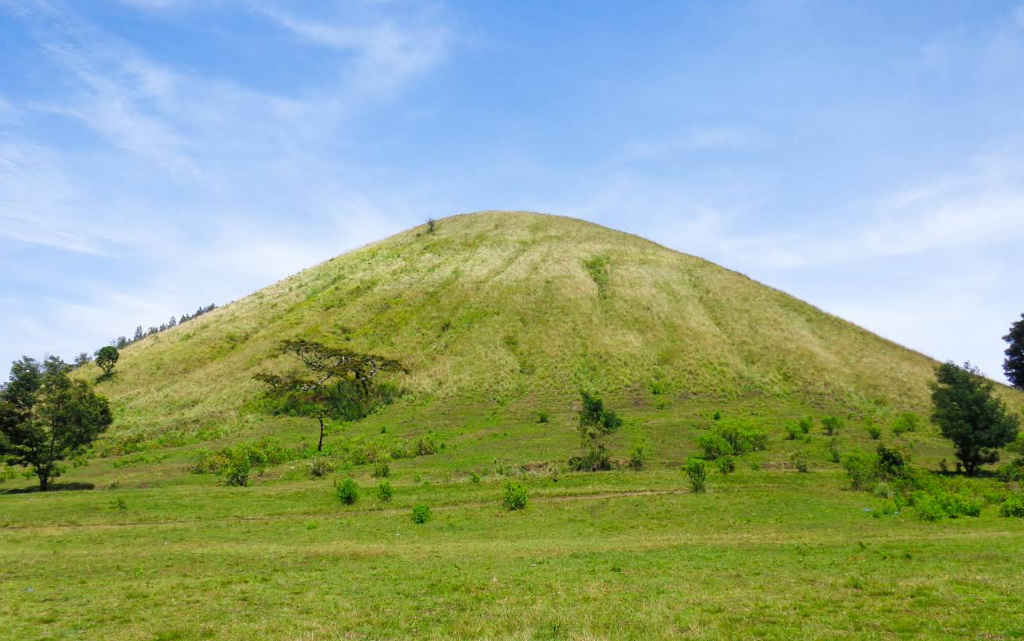 Wisata Bukit Jabal Kirmit yang sering dikunjungi wisatawan untuk menikmati panorama alam dan udara sejuk, berburu foto dan menikmati sunrise, bersantai bersama keluarga atau teman (Gmap/Robbie Garou)