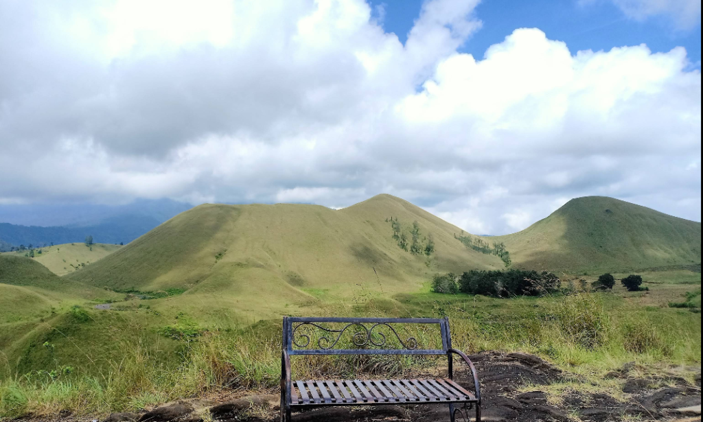 Wisata Kawah Wurung yang sering dikunjungi banyak orang untuk menikmati panorama alam pegunungan, rekreasi keluarga, berburu spot foto alam, serta melepas penat dari beraktivitas (Gmap/Yeyen Fitria)