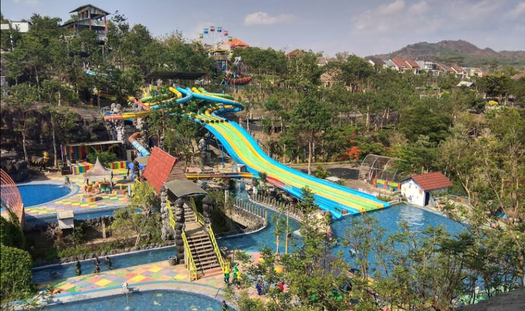 Wisata Kediri Waterpark yang sering dikunjungi banyak wisatawan untuk rekreasi keluarga, mengisi waktu libur anak-anak, melepas penat, serta menikmati wisata air (Gmap/Teguh Budi Santoso)