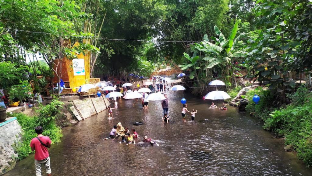 Wisata Pancar Wonotirto yang sering dikunjungi banyak wisatawan untuk isata keluarga, rekreasi alam, bermain air, melepas penat, hingga menikmati ketenangan suasana pedesaan (Gmap/Kank Zen)