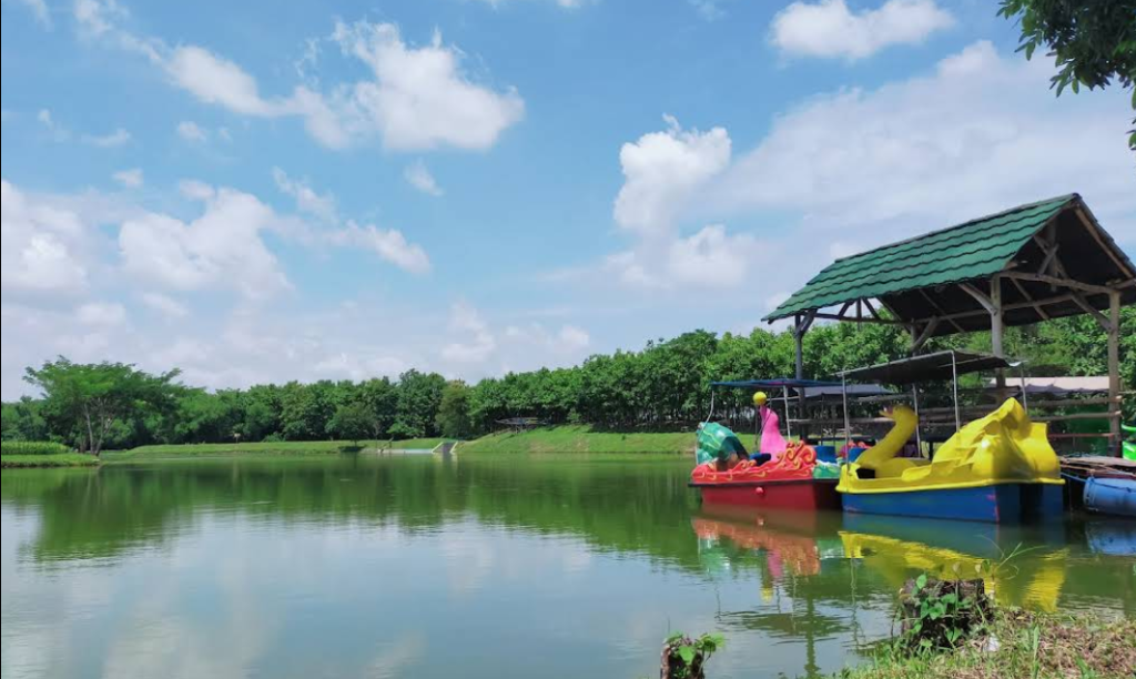 Wisata Waduk Grobogan yang sering dikunjungi banyak wisatawan untuk bersantai, menikmati pemandangan air, memancing, hingga berburu foto (Gmap/Srie Murf19)