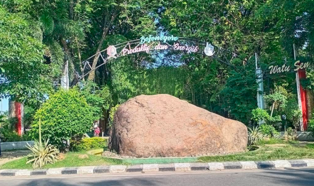 Wisata Watu Semar yang sering dikunjungi banyak wisatawan untuk bersantai, berfoto, mengenal ikon budaya lokal, hingga menikmati suasana kota Bojonegoro (Gmap/Tradyn Cahyono)