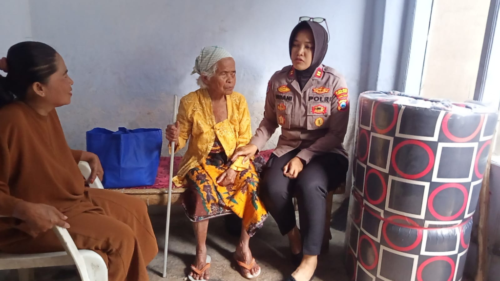 Bantuan diberikan sebagai bentuk kepedulian di bulan suci Ramadhan bagi lansia yang hidup sebatang kara dengan keterbatasan fisik.