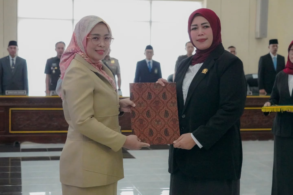 Sofiana Yunita dilantik jadi anggota DPRD Lumajang lewat mekanisme pergantian antar waktu (PAW)