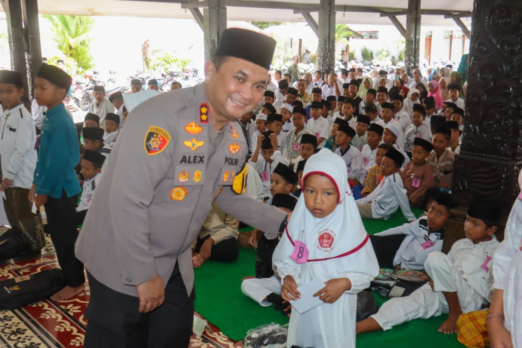 Kapolres Lumajang AKBP Alex Sandy saat memberikan santunan di Pendopo