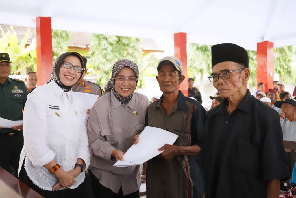 DPRD dan Pemkab Lumajang menyalurkan Dana Tunggu Hunian (DTH) kepada 43 Kepala Keluarga (KK) terdampak aktivitas vulkanik Gunung Semeru.