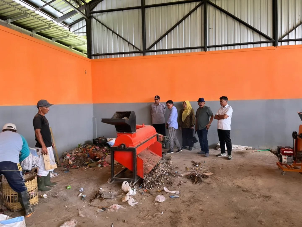 Komisi B DPRD Lumajang saat melihat pengelolaan sampah TPS3R di Desa Gucialit