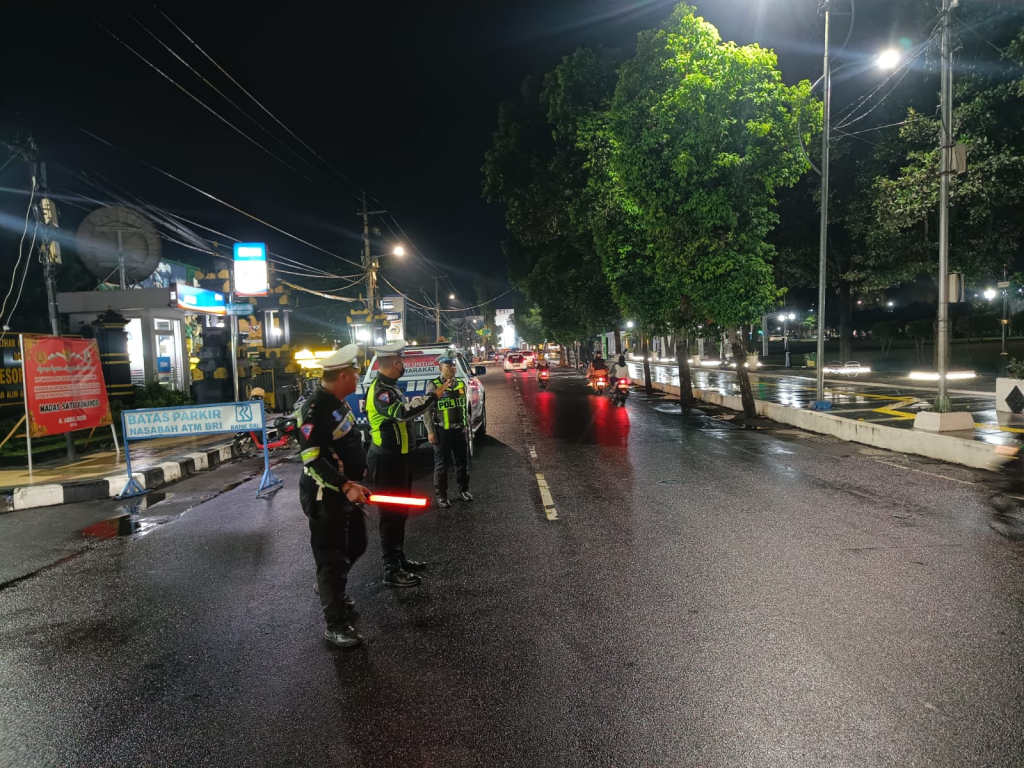 Petugas Satlantas Polres Lumajang menggelar poros malam di depan Mapolres Lumajang, kawasan Alun-Alun Utara, Kamis (5/2/2026) malam, guna menjaga kelancaran arus lalu lintas serta menciptakan situasi