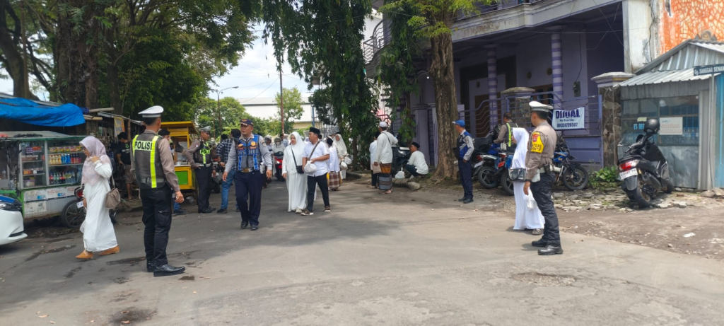 Petugas Satlantas Polres Lumajang melakukan pengamanan dan pengaturan arus lalu lintas saat kegiatan manasik haji di GOR Wira Bhakti Lumajang, Kamis (5/2/2026), guna memastikan kelancaran lalu lintas