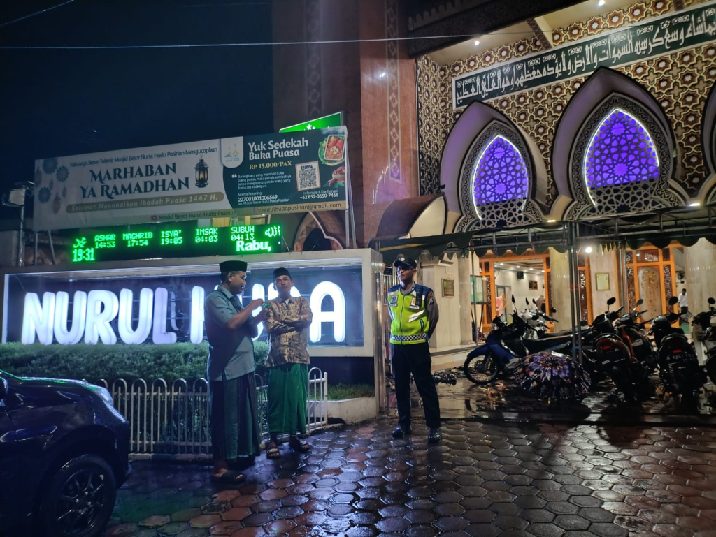 Polisi melakukan pengamanan saat taraweh berlangsung