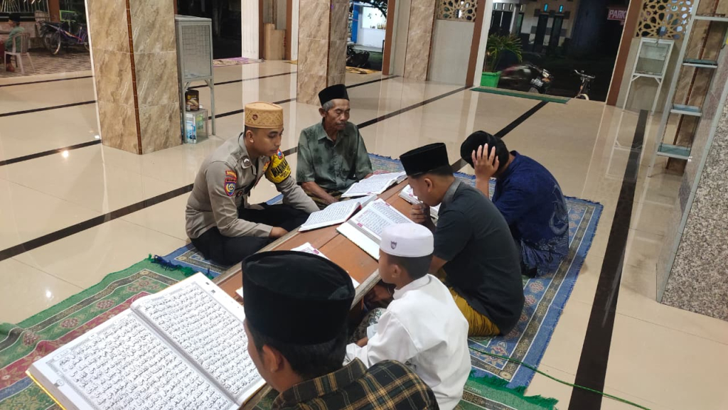 Anggota Polsek turut ikut tadarus Al-Qur'an