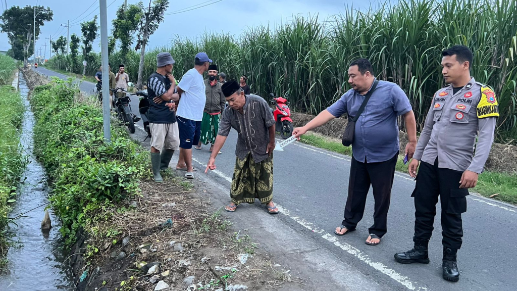 Polisi melakukan olah TKP