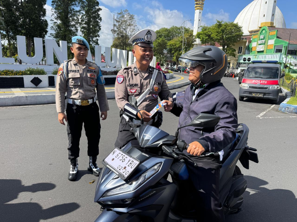 Anggota Satlantas Polres Lumajang saat menghimbau pengendara