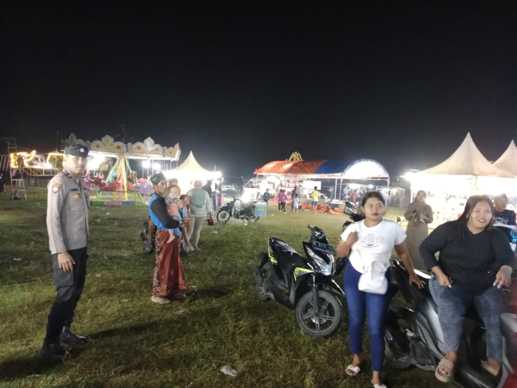 Suasana pasar malam anggota Polsek patroli