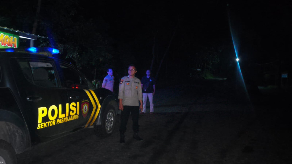 Anggota ketika melakukan patroli di malam hari