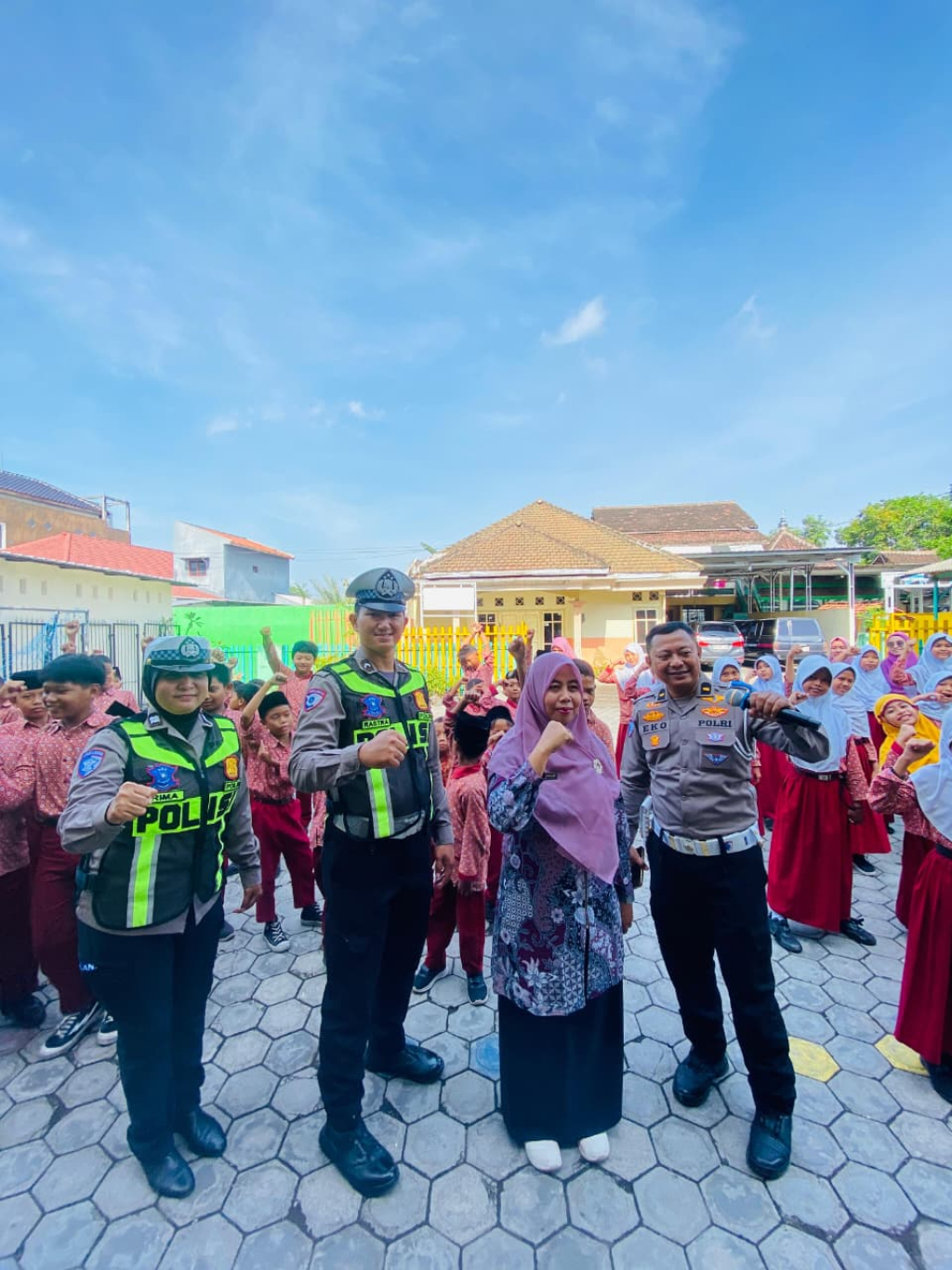 Satlantas Polres Lumajang berfoto bersama siswa-siswi SD Jenderal Sudirman usai kegiatan edukasi safety riding dalam rangka Operasi Keselamatan Semeru 2026, Kamis (5/2/2026)