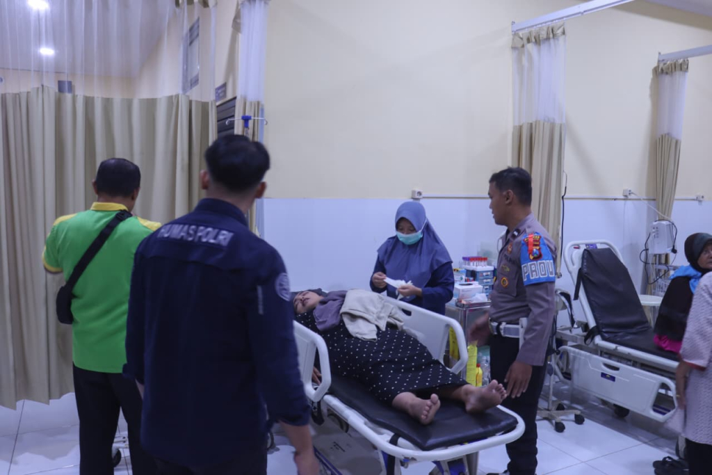 Penonton Pingsan di Kerumunan, Polisi Lumajang Sigap Lakukan Evakuasi