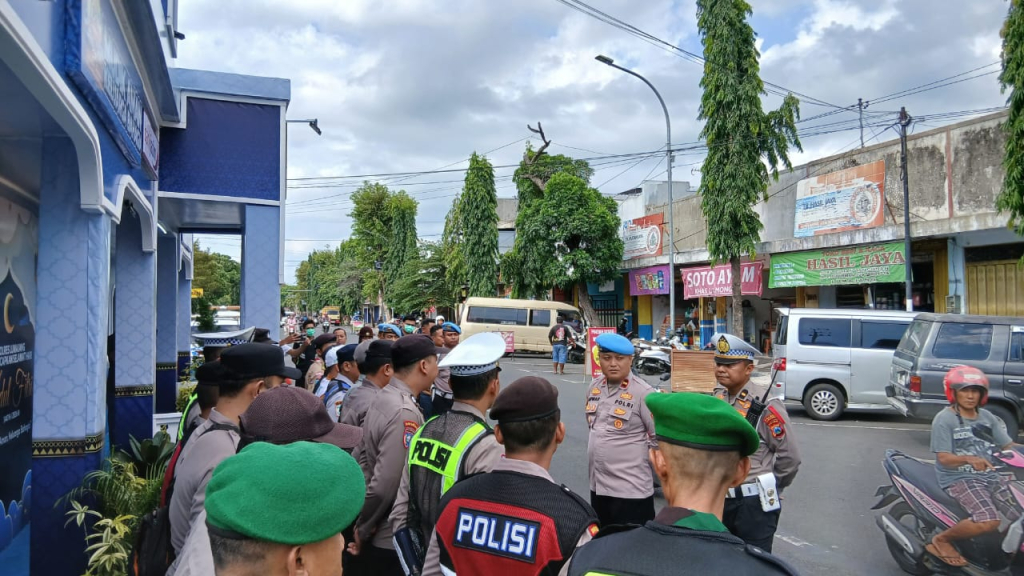 Gabungan TNI-Polri hingga Relawan Turun ke Jalan, Amankan Lalu Lintas Pasar Baru