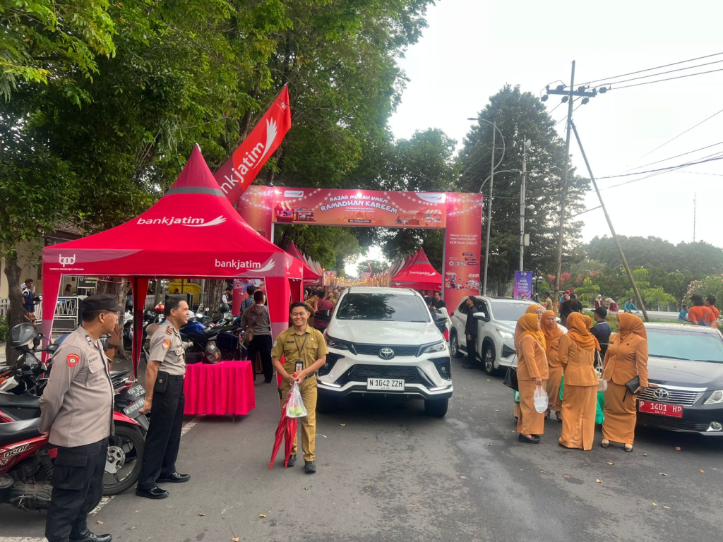 Polisi Siaga Amankan Bazar UMKM Ramadan Bank Jatim di Alun-Alun Lumajang