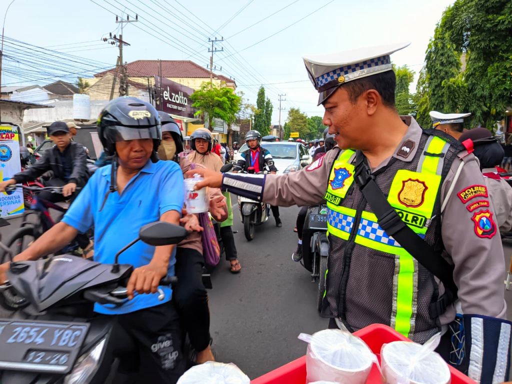Anggota Satlantas Polres Lumajang saat membagikan takjil gratis