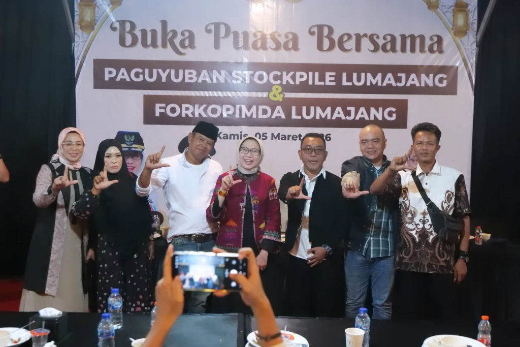 Bupati secara simbolis menyerahkan dokumen perizinan kepada delapan perusahaan stockpile yang telah dinyatakan tuntas memenuhi seluruh persyaratan administrasi dan teknis