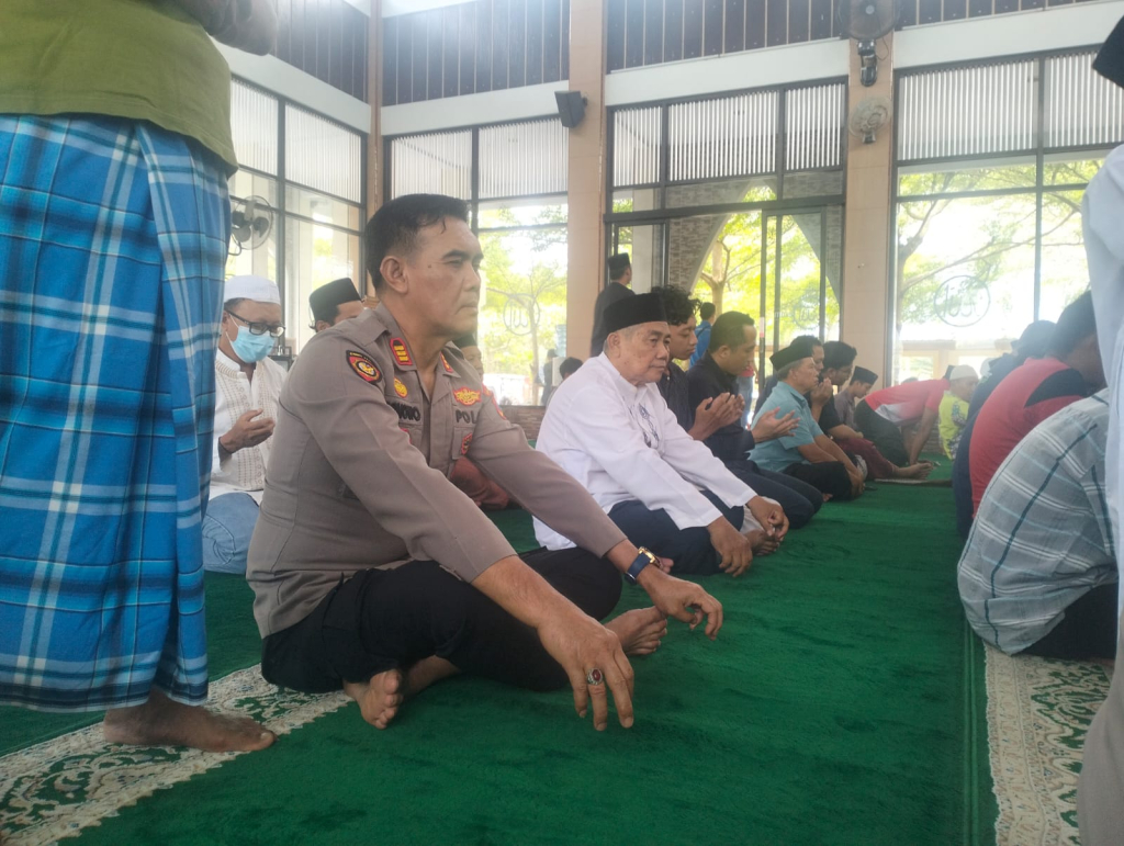Kapolsek Sukodono AKP Ernowo saat di masjid