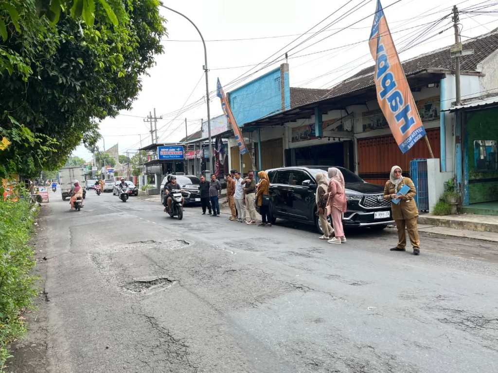 Komisi B DPRD Lumajang memantau jalan berlubang guna memastikan ada perbaikan sebelum lebaran 2026