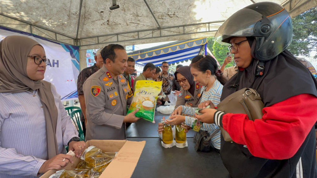 Antrean Mengular di Mapolres Lumajang, Warga Berebut Pangan Murah