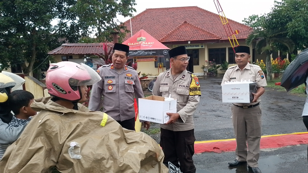 Polsek Padang ketika membagikan takjil gratis