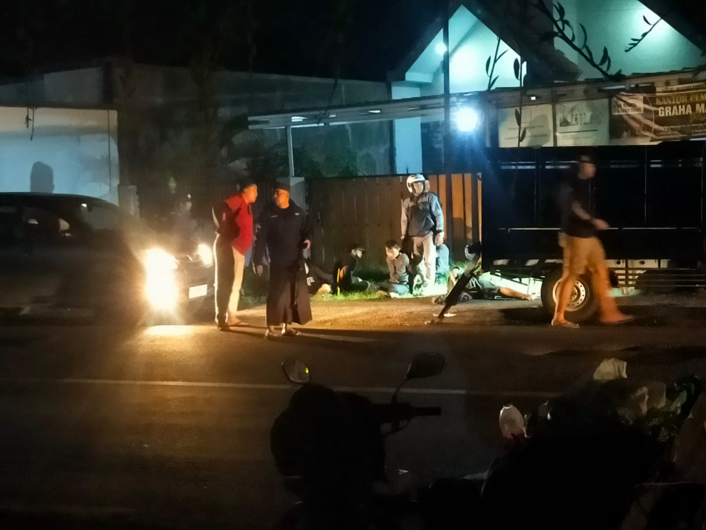 Para terduga pelaku berhasil diamankan oleh polisi (duduk )