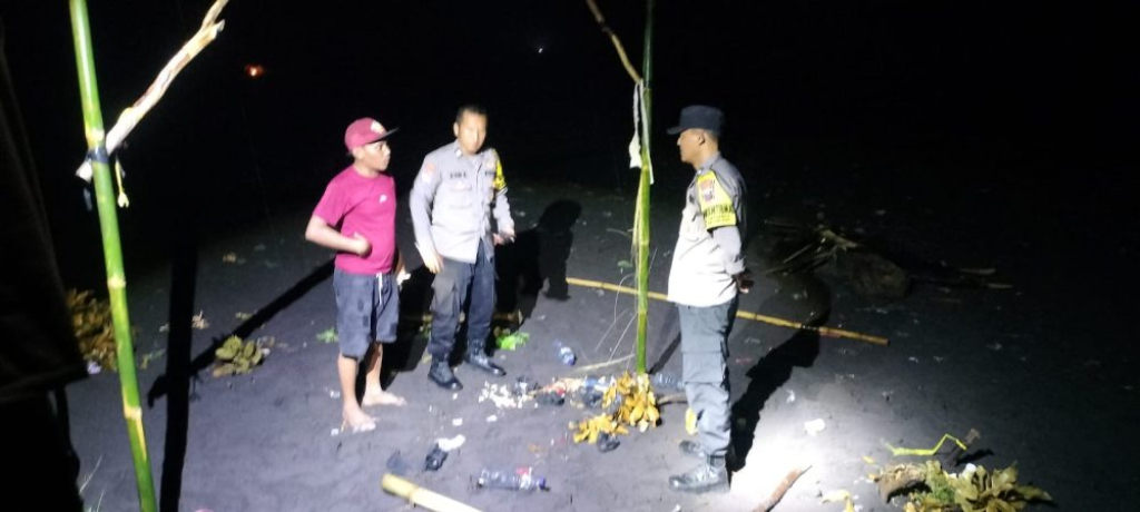 Polisi saat melakukan olah TKP