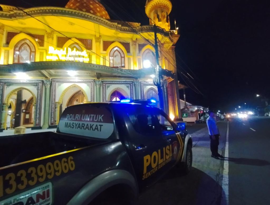 Anggota Polsek Ranuyoso ketika melakukan patroli saat tarawih