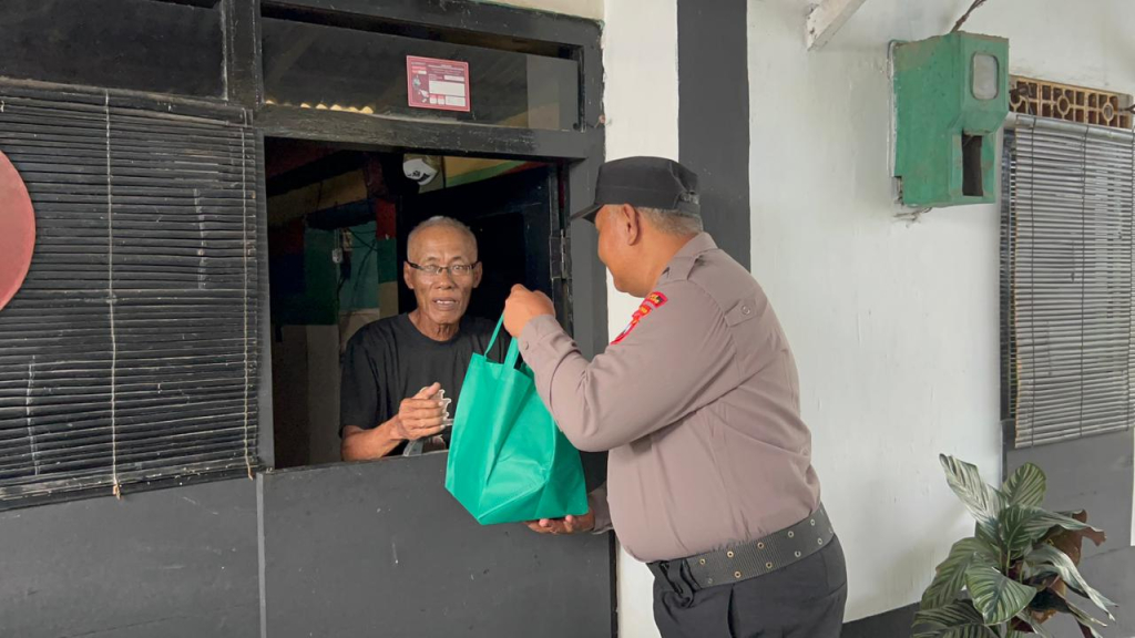 Polisi Ketuk Pintu Rumah Warga, Sat Binmas Polres Lumajang Bagikan 300 Nasi Kotak di Kampung Baru