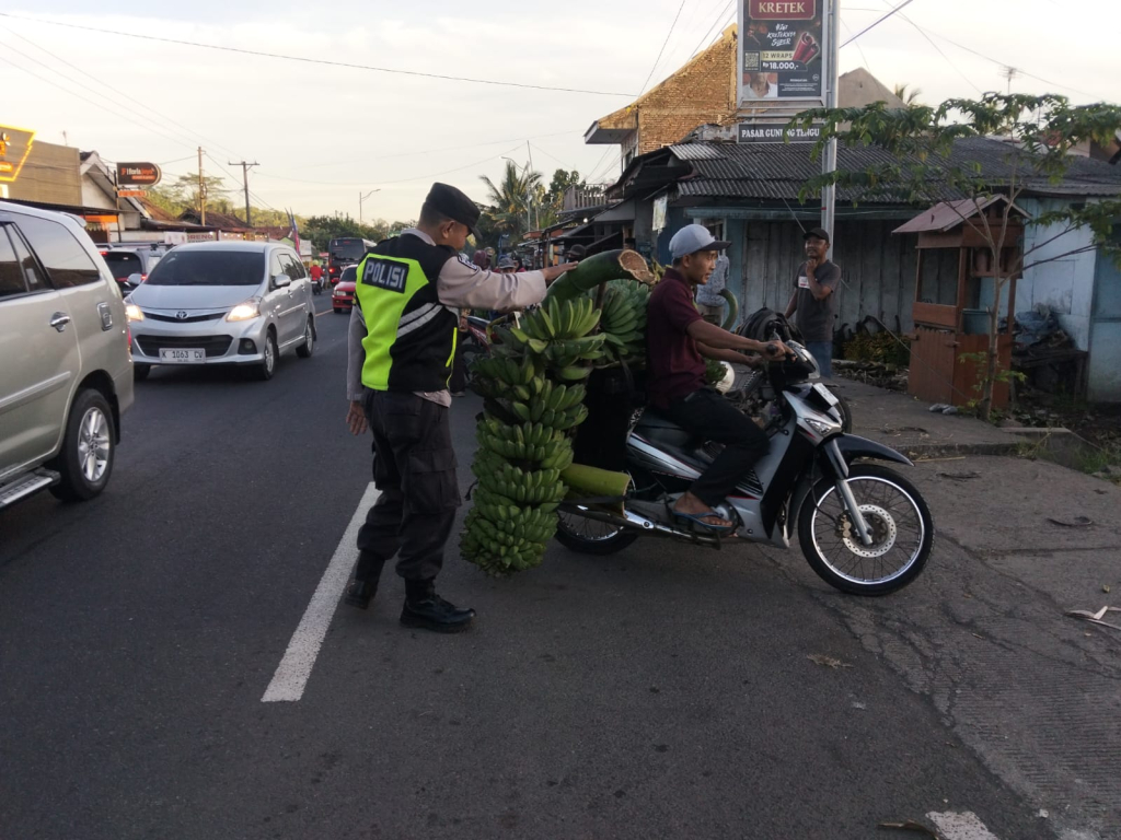 Jelang Mudik, Polisi ‘Perang’ Lawan Titik Macet di Pasar Gedang